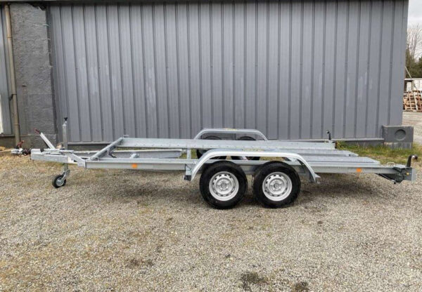 Découvrez une nouvelle remorque porte voiture Franc chez RAR 83/06