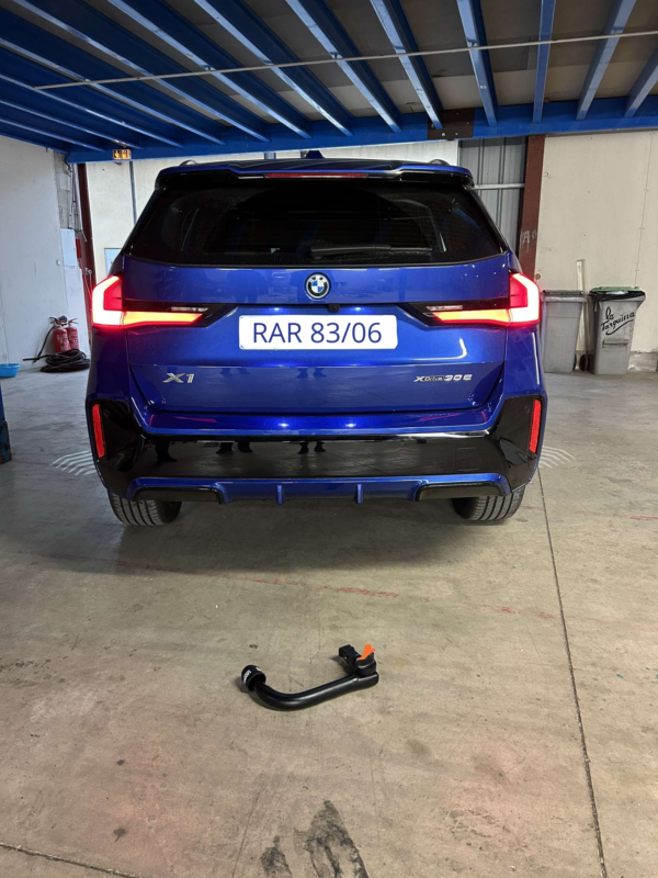 Pose et fourniture d’attelage sur BMW X1 – Dans l'atelier Remorque Attelage Riviera 83/06 à Fréjus !  – Image 3