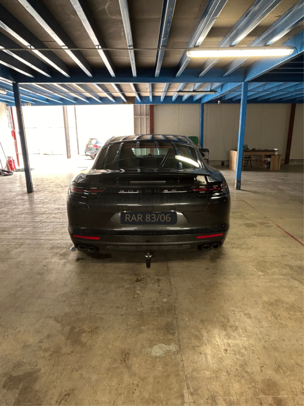 Installation d’un attelage sur Porsche – Discrétion et performance chez RAR 83/06 à Fréjus