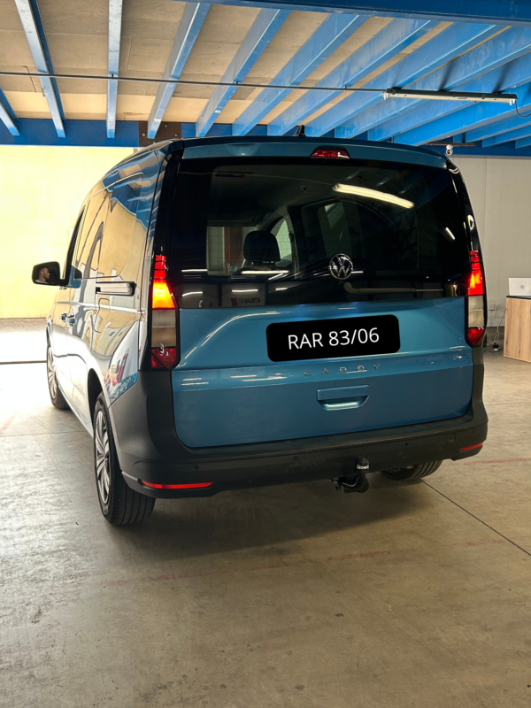 Pose d’attelage sur Volkswagen Caddy familial – Prêt pour les départs en famille - Image 2