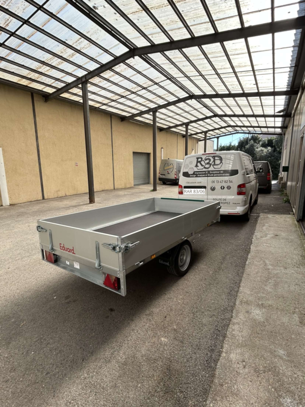 Remorque plateau EDUARD avec ridelles aluminium amovibles – L’efficacité professionnelle